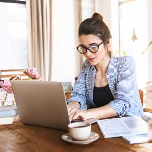 Curso online del carnet B con tests para el examen teórico, estudiante preparando el permiso de conducir desde casa